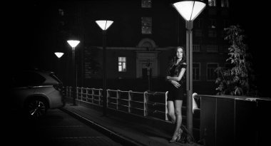 Kentsel arka plan üzerinde şirin esmer