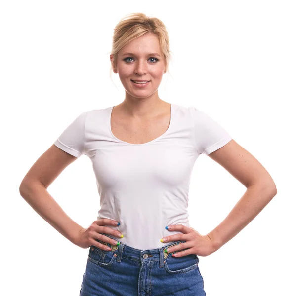 Süße junge blonde Mädchen mit Sommersprossen — Stockfoto