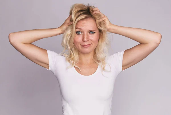 Schöne Frau mit Sommersprossen. isoliert auf grau — Stockfoto