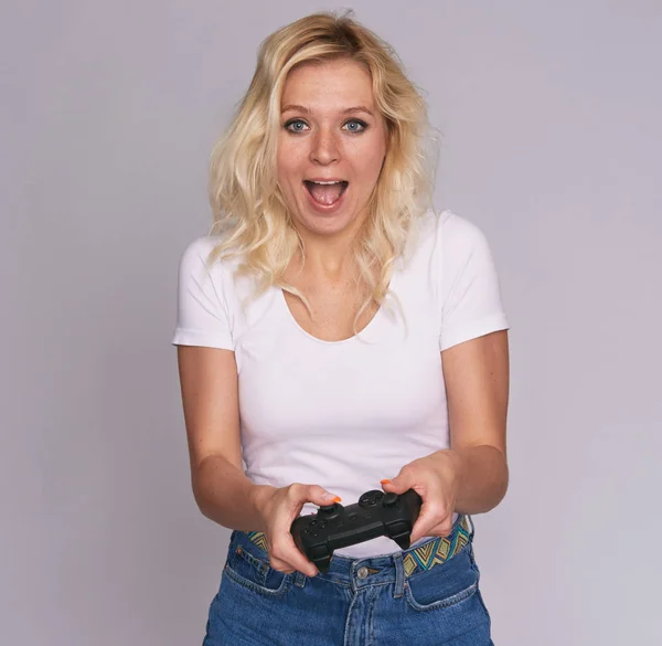 Mulher bonita com sardas joga jogo de computador — Fotografia de Stock