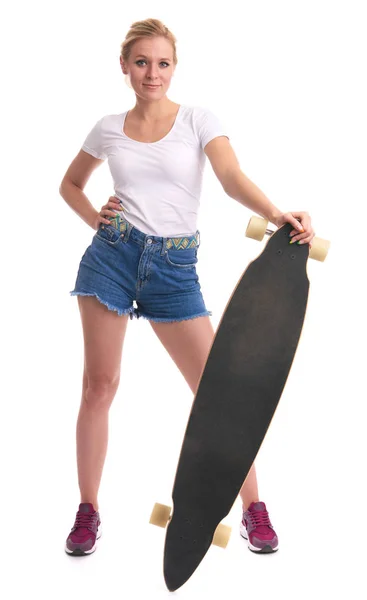 Sevimli genç sarışın kız longboard ile — Stok fotoğraf
