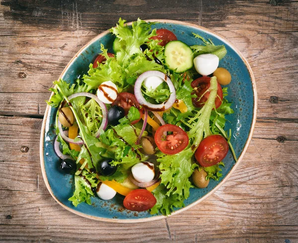 Salada fresca com mussarela e tomate cereja — Fotografia de Stock