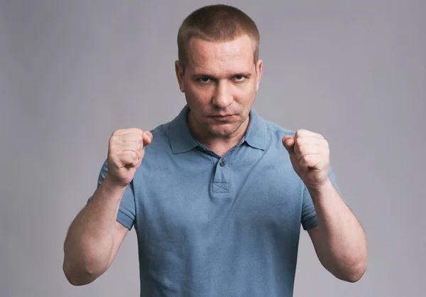 Angry man shows his fists — Stock Photo, Image