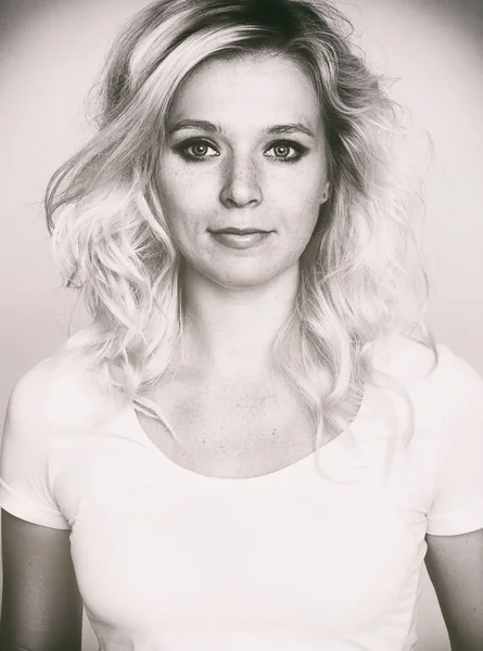 Süße junge blonde Mädchen mit Sommersprossen — Stockfoto