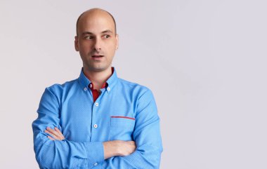 sürpriz kel adam yan bakan