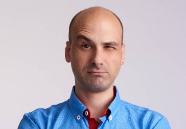 Adam yüzünü kaldırdı kaş ile