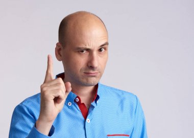 adam sana parmağının ucu tehditkar