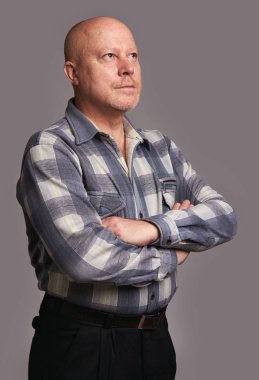 Kel yaşlı adam ararken