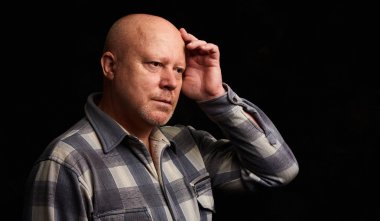 Dalgın komuta sizde. Siyah izole