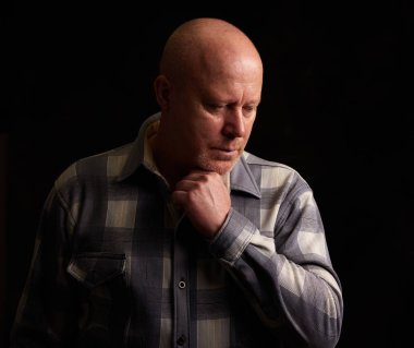 Aşağı bakmak ve düşünmek üzücü komuta sizde