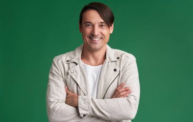 katlanmış ellerle mutlu adam