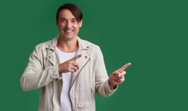 Uzay kopyalamak için yakışıklı adamın parmakları işaret