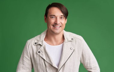 gülümseyen yakışıklı yeşil