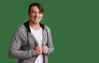 gülümseyen adam spor giyim eşyası