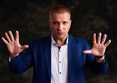 Kameraya bakarak ciddi iş adamı