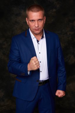 Kameraya bakarak kızgın işadamı