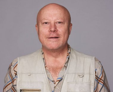 gülümseyen yakışıklı komuta sizde izole