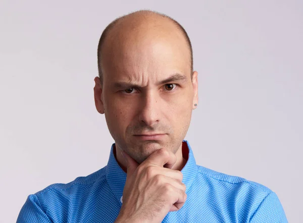 Homem careca sério a pensar: — Fotografia de Stock