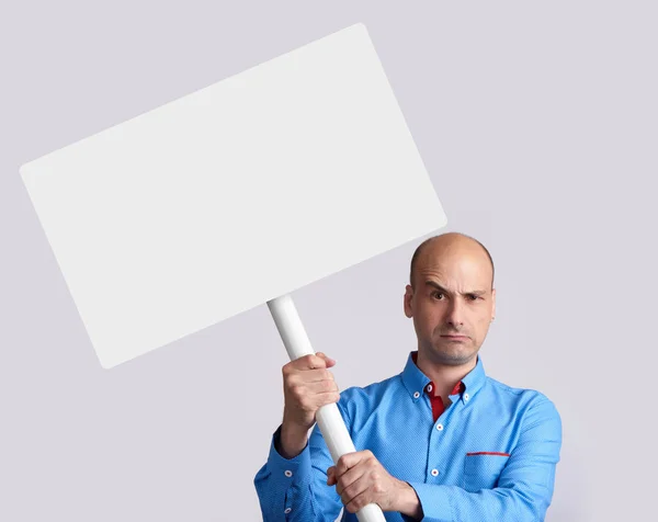 Несчастный человек держит плакат — стоковое фото