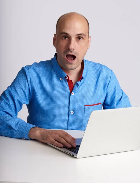 Homem surpreso na frente do laptop — Fotografia de Stock