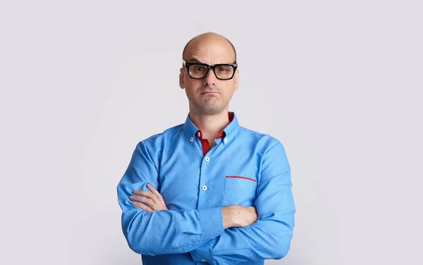 Homem careca confuso usando óculos isolados — Fotografia de Stock