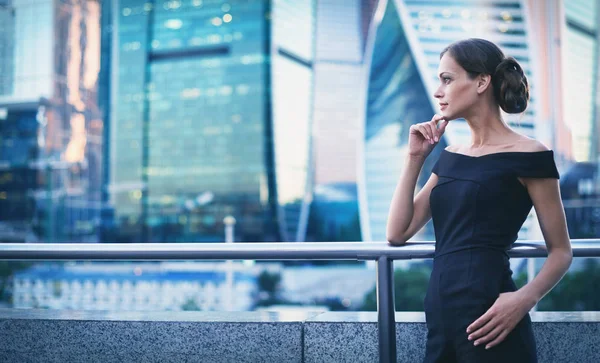 Casual bella donna nella città moderna — Foto Stock