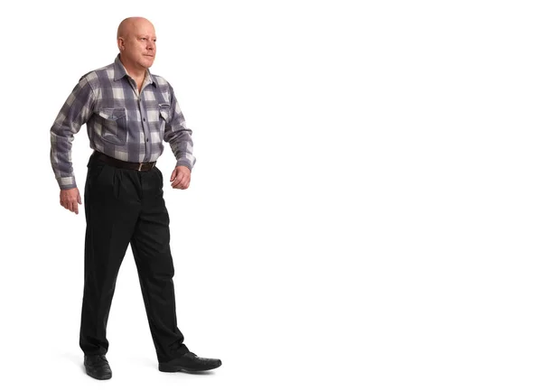 Alter Mann zu Fuß. isoliert — Stockfoto
