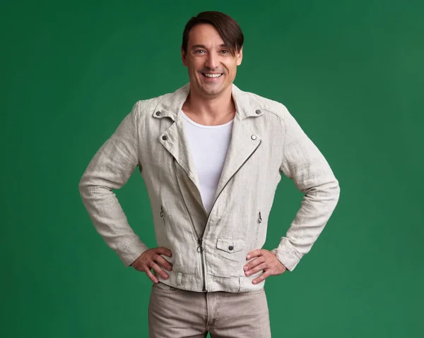 Bonito cara sorrindo isolado no verde — Fotografia de Stock