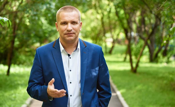 Kendine güvenen iş adamı parkta