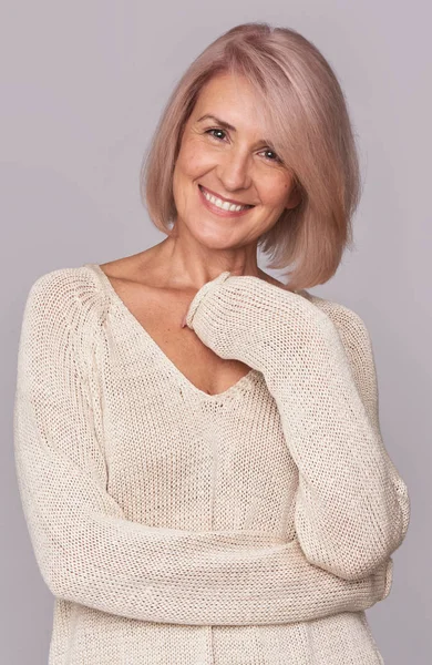 Sonriendo hermosa mujer de mediana edad aislado — Foto de Stock