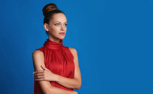 Frau in rot über blauem Hintergrund — Stockfoto