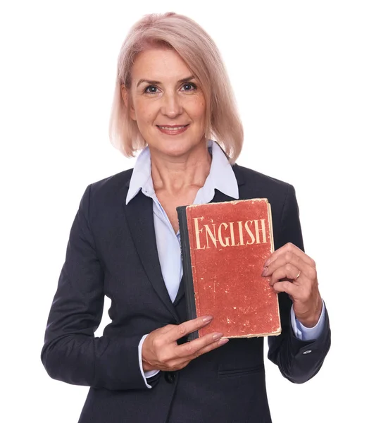 Женщина держит в руках учебник английского языка — стоковое фото