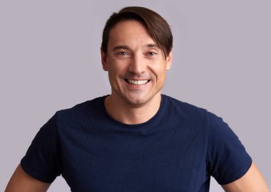 Dişlek gülümseyen yakışıklı adam izole