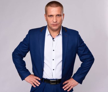 ellerle kalça üzerinde ciddi iş adamı