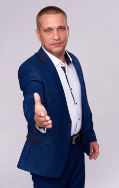 İşadamı el sıkışma süreci. İzole