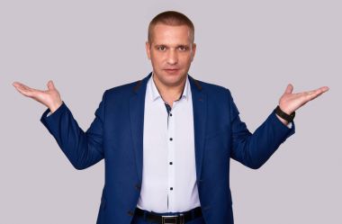 Kendine güvenen işadamı kaldırdı elleriyle