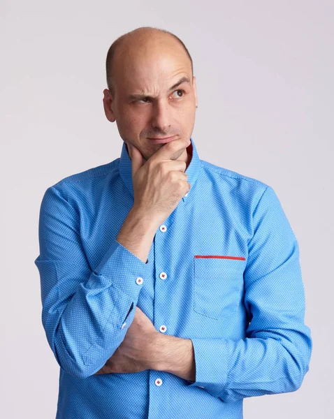 Adam izole üzerinde gri şüphe