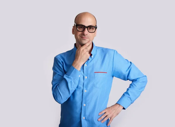 Apuesto hombre positivo con gafas. Aislado — Foto de Stock