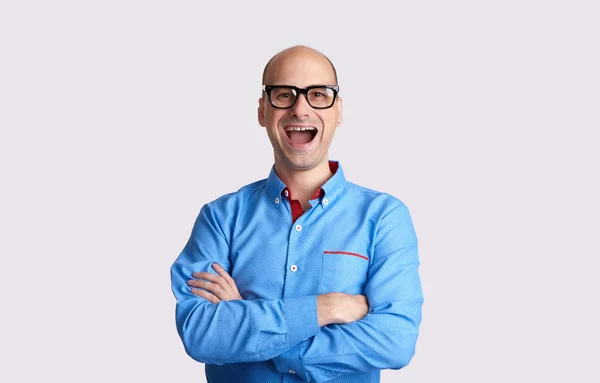 Щасливий лисий чоловік у окулярах. Ізольовані — стокове фото
