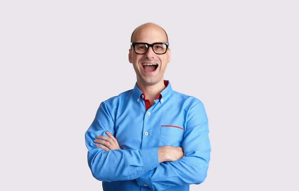 Gelukkig kale man met bril. Geïsoleerd — Stockfoto