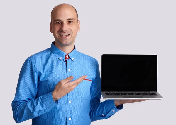 Dizüstü bilgisayar ile gülümseyen adam. İzole — Stok fotoğraf