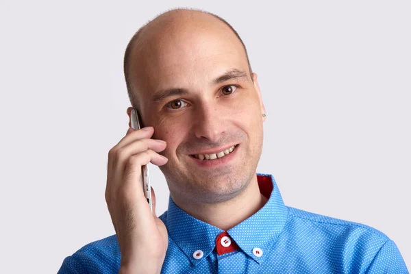 Man praten aan de telefoon. geïsoleerd — Stockfoto