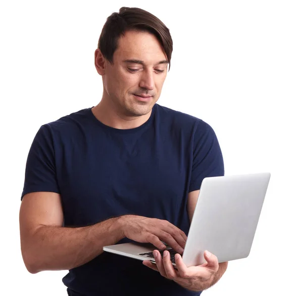 El hombre trabaja en la computadora portátil. Aislado — Foto de Stock