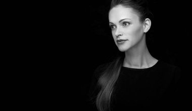 Güzel bir kadının siyah beyaz portresi.