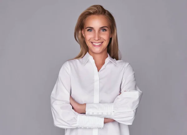 Toothy sonriendo joven bonita mujer —  Fotos de Stock