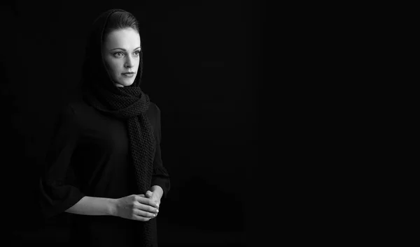 Schwarz-Weiß-Porträt einer schönen Frau — Stockfoto