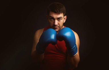 Boks eldivenli adam.