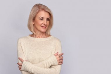 Gülümseyen güzel yaşlı kadın. İzole