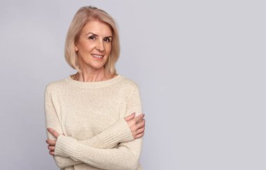 Gülümseyen güzel yaşlı kadın. İzole