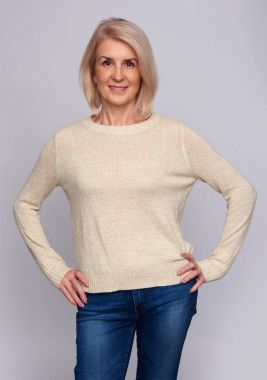 Casual eski izole gülümseyen kadın